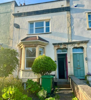 Just off Gloucester Rd, small modern studio